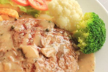 Patates ve sebzeli kızarmış tavuk.