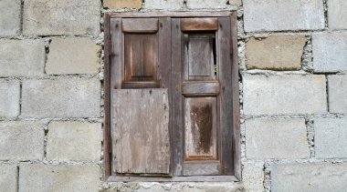 Pencereli eski tuğla duvar