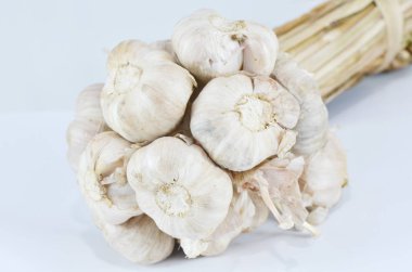 Sarımsak beyaza izole edilmiş