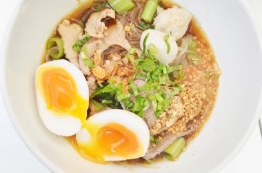 yumurta ile baharatlı Tay erişte portre vurdu