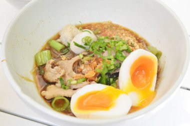 yumurta ile baharatlı Tay erişte portre vurdu