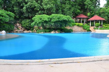 Otel tatil köyünde güzel bir yüzme havuzu