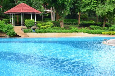 Otel tatil köyünde güzel bir yüzme havuzu