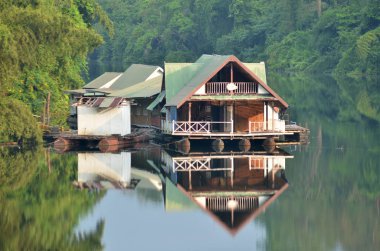 Yüzen ev, Kwai Nehri, Tayland