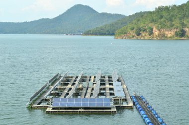 Suyun üzerindeki güneş panelleri.