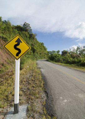 trafik işaretleri yol arka plan üzerinde sarma sarma uyarı