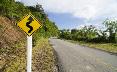 Eğri yol ve mavi gökyüzü