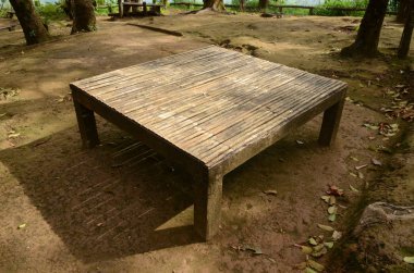 Parktaki ahşap bank.