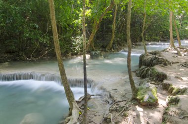 derin orman şelale içinde kanchanaburi, Tayland