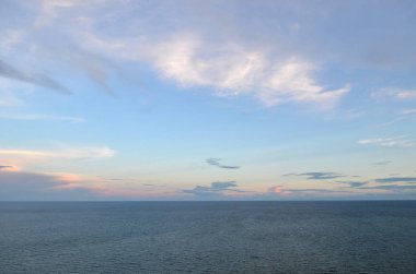 ufuk deniz mavi bir yüzey üzerinde bırakarak bulutlu mavi gökyüzü