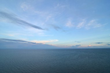 ufuk deniz mavi bir yüzey üzerinde bırakarak bulutlu mavi gökyüzü