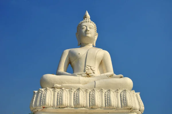 White Buddha Statue Blue Sky — 图库照片