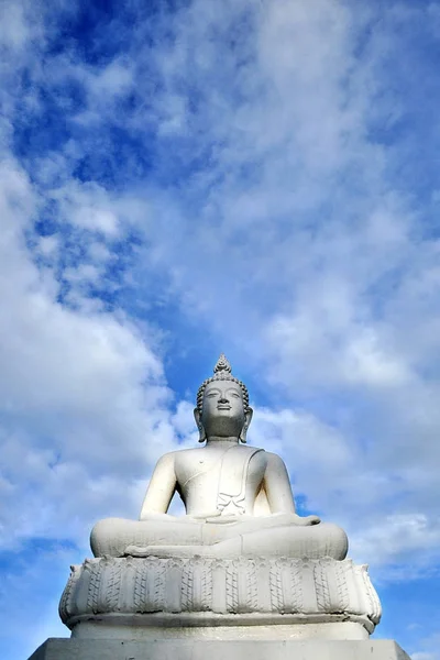 Біла Статуя Будди Блакитному Небі — стокове фото