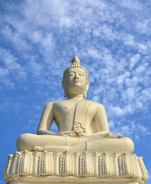 Biały Budda Figura Niebieski Niebo — Zdjęcie stockowe