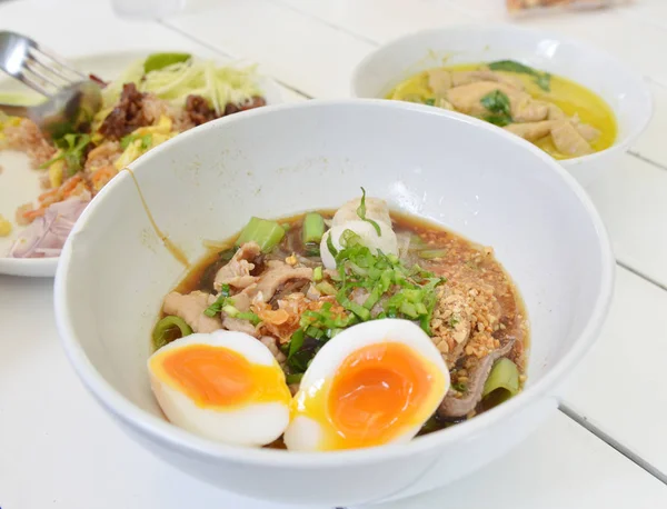 Würzige Thailändische Nudeln Mit Eiern Erschossen Nahaufnahme — Stockfoto