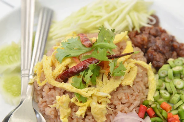 Thailändsk Mat Combo Stekt Ris Med Bbq Fläsk Och Sallad — Stockfoto