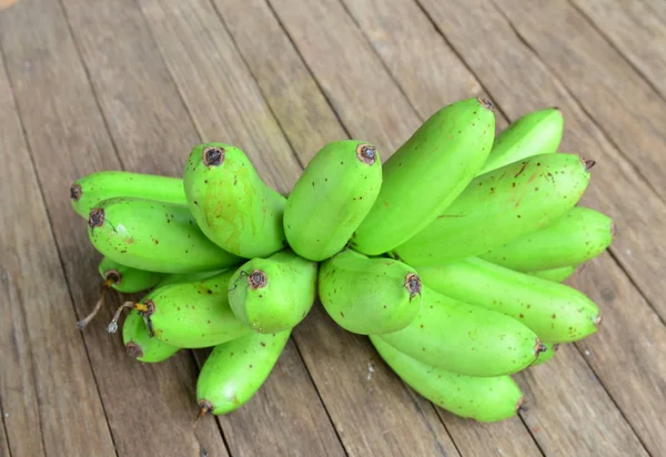 Група Зелених Бананів Дерев Яному Столі — стокове фото