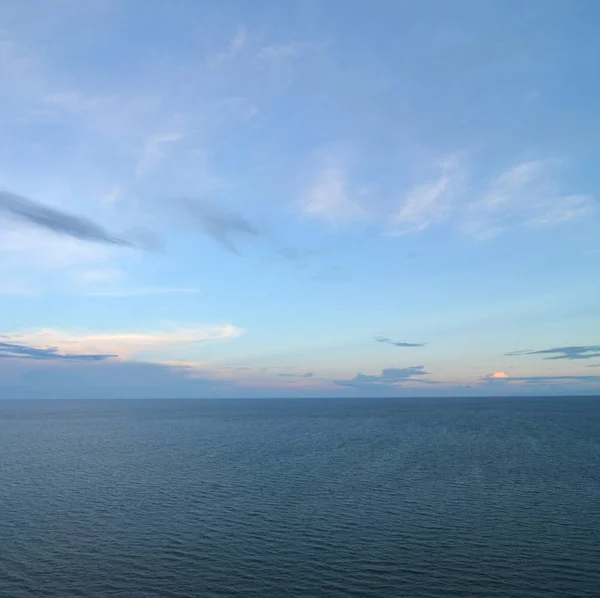 Cielo Azzurro Nuvoloso Che Parte Orizzonte Sopra Una Superficie Azzurra — Foto Stock