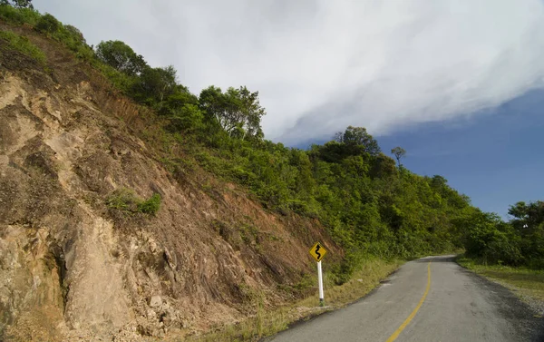 Estrada Sob Céu Azul — Fotografia de Stock