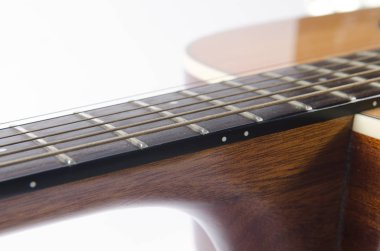 Gitarın bir kısmına yakın, beyaz üzerine izole edilmiş.