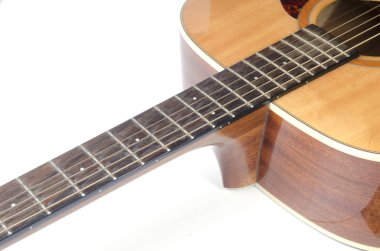 Gitarın bir kısmına yakın, beyaz üzerine izole edilmiş.