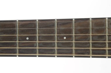 Gitarın bir kısmına yakın, beyaz üzerine izole edilmiş.