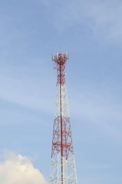 İletişim amacıyla antenleri bulmak için kullanılan kule