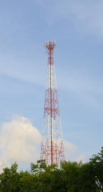 İletişim amacıyla antenleri bulmak için kullanılan kule