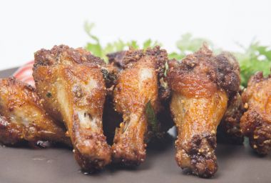 Kızarmış tavuk beyazda izole.