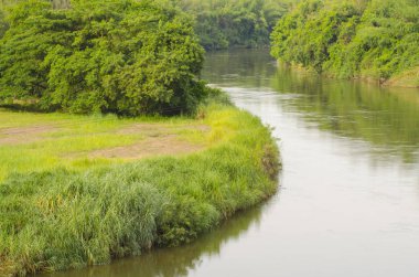 Kanchanaburi, Tayland 'da güzel bir nehir.