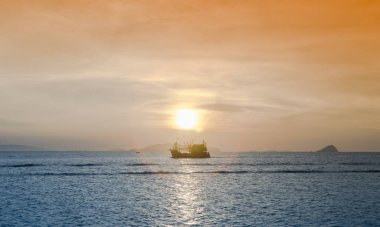 Deniz kıyısında gün batımı