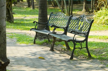 Bahçedeki sandalye..