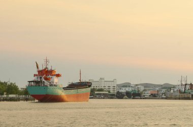 sun set ile deniz kargo gemisiyle