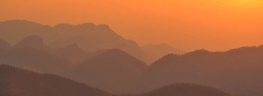 Gün batımında dağ manzarası