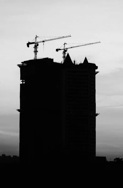 Günbatımı Üzerinde Siyah Beyaz Inşaat Vinç — Stok fotoğraf