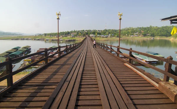 Puente Madera Más Largo Ciudad Flotante Sangklaburi Kanchanaburi Tailandia — Foto de Stock