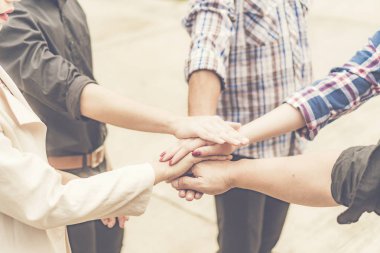 Grup iş adamları silah yığın kazanmak için geçti. Eller yığını. İşbirliği kavramı