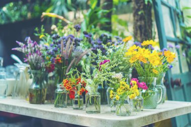 açık kahve masa üzerinde renkli çiçek