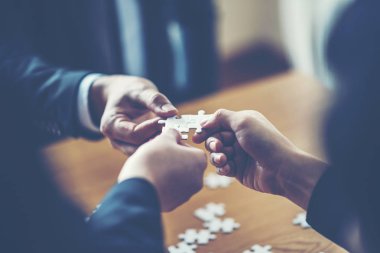 Çift bağlanmaya çalışan eller parça arka plan, bir bütünün parçası ile bulmaca. dernek ve bağlantı sembolü. iş stratejisi.