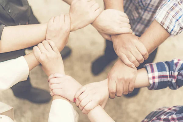 Grup iş adamları silah yığın kazanmak için geçti. Eller yığını. İşbirliği kavramı