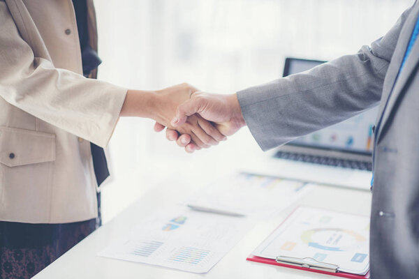 Образ деловых партнеров, обсуждающих документы и идеи на встрече