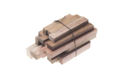 Yığın beyaz arka plan üzerinde ahşap bloklar