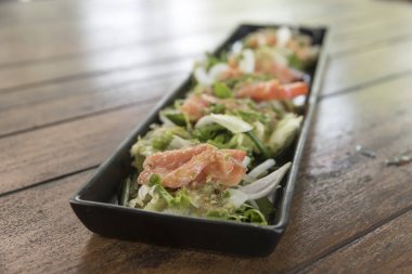 Somon ve sebzeli salata.