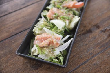 Somon ve sebzeli salata.