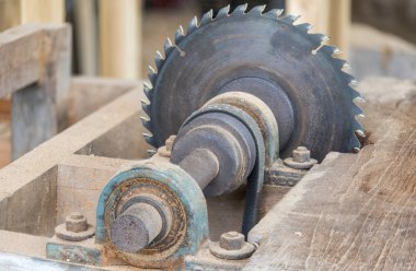 Marangoz, sürgülü Mitre testeresi kullanarak keten kesiyor.