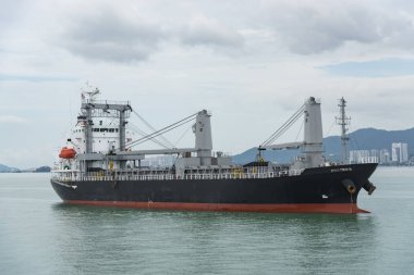 kargo gemisi yelken açıyor.