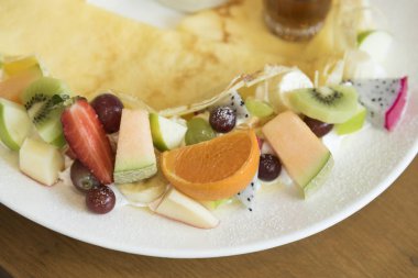 Krep, kek, dondurma ve meyve..