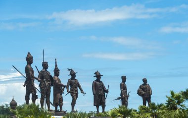 Hua Hin, Tayland - 18 Kasım 2015: Ratchapak Parkı ve yedi eski Tayland kralının heykelleri, Majesteleri Kral Bhumibol Adulyadej 'in kraliyet izni ile Tayland Kraliyet Ordusu tarafından inşa edilmiştir..