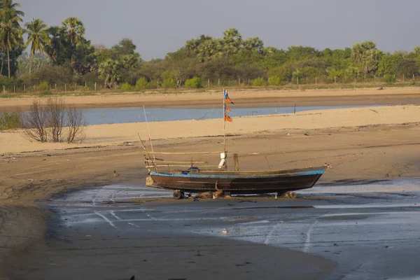 Barco Encalló Playa Después Tormenta Birmania — Foto de Stock