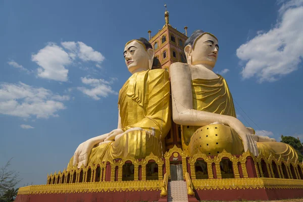 Grande Buda Dourado Contra Céu Azul — Fotografia de Stock